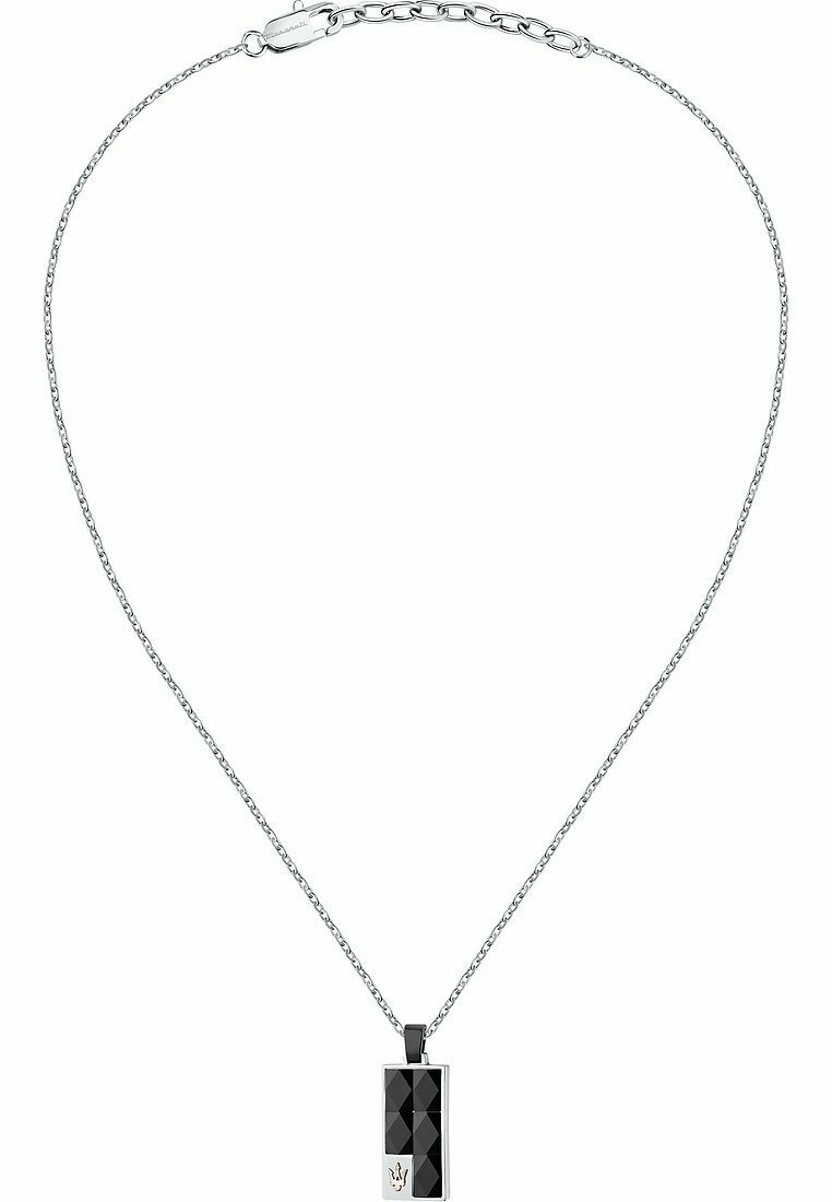 Collana con pendente geometrico nero su una catena d'argento. Il pendente presenta un design sfaccettato con un piccolo logo in basso.