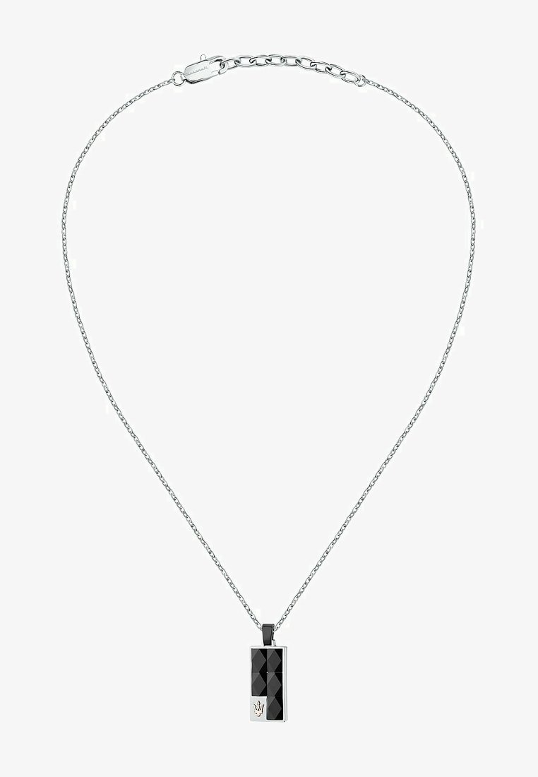 Sort geometrisk pendant halskæde på en sølv kæde. Pendanten har et facetteret design med et lille logoaccent nederst.