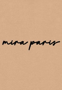 Tessuto beige con una texture a coste che presenta la frase "mira paris" in grassetto, in uno stile scritto a mano di colore nero, centrata sulla superficie.
