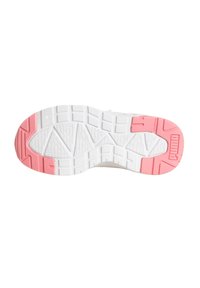Suola delle sneaker Puma con una base bianca e un accento rosa. Motivo testurizzato per la trazione; lugs multidirezionali per la presa.