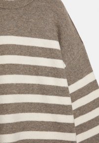 Pull rayé marron et crème en tissu doux et texturé. Il présente un col rond et des épaules tombantes.