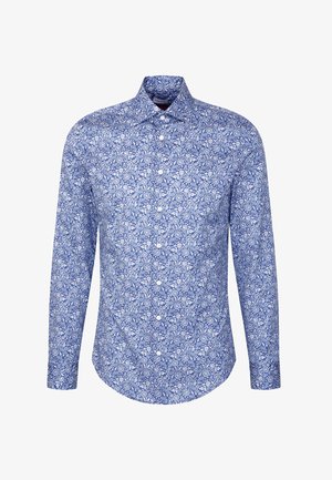 Blaue langärmlige Hemd mit Knöpfen, verziert mit einem weißen floralen und Paisleymuster sowie einem klassischen Kragen auf einem weißen Hintergrund.