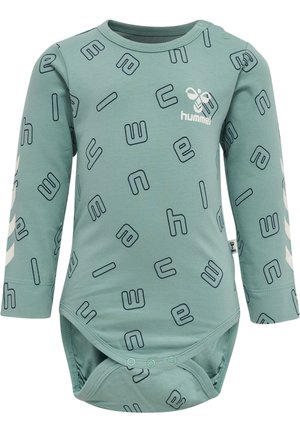 Langærmet babybodystocking i teal med blandede trykte bogstaver og et hvidt logo. Materialet er blødt bomuld med trykknapper i bunden.