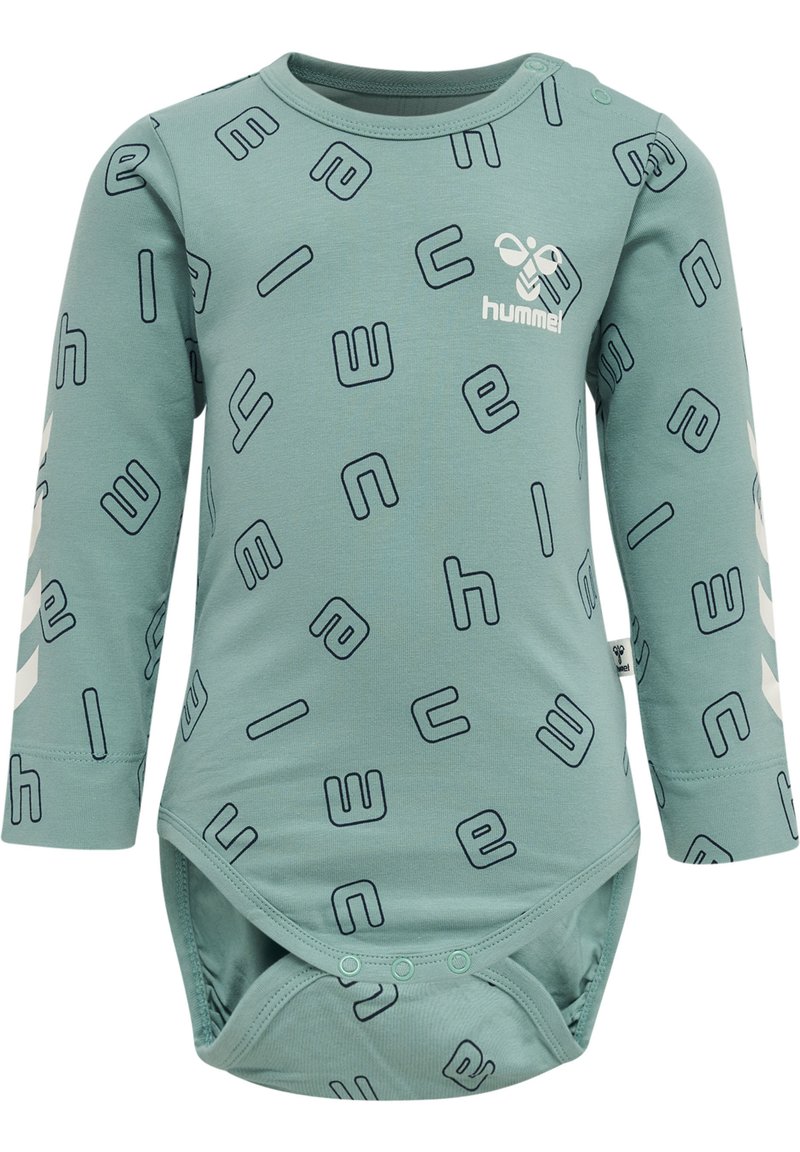 Långärmad babymjukis i tealfärg med blandade tryckta bokstäver och en vit logotyp. Materialet är mjuk bomull med tryckknappar i botten.