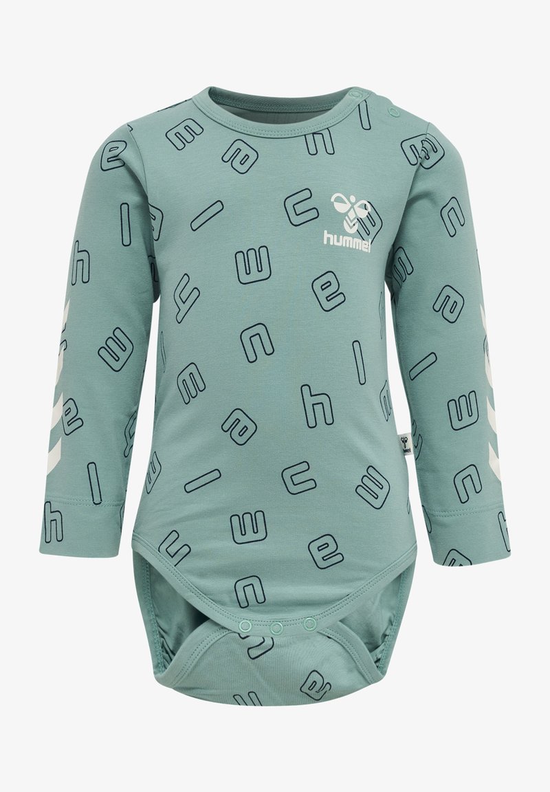 Långärmad babymjukis i tealfärg med blandade tryckta bokstäver och en vit logotyp. Materialet är mjuk bomull med tryckknappar i botten.