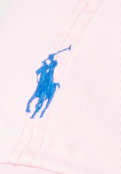 Ružová šiltovka vyrobená z bavlny s vyšitým modrým logom póla hráča v reliéfe. Šiltovka má šité švy a zakrivený okraj.