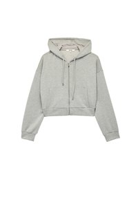 Grå cropped hoodie lavet af blødt stof. Har en frontlynlås, snor i hætten og sidelommer. Ribbet ved håndled og i kanten.