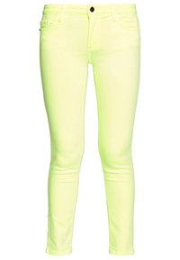 Jeans ajustados de color amarillo neón, confeccionados en una mezcla de algodón. Presentan cinco bolsillos, pasadores para cinturón y un cierre de botón en la parte delantera.
