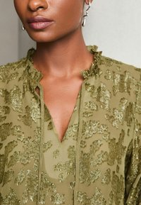 Lipsy REGULAR FIT - 3/4 SLEEVE METALLIC  - Blúz - khaki green