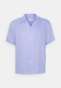 Camicia a maniche corte con colletto di un leggero color lavanda. Tessuto liscio e leggero con parte anteriore a bottoni e un leggero lucido.