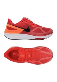 Scarpe da corsa Nike in rete rossa brillante con accenti neri e arancioni. Presentano un colletto imbottito, una suola testurizzata e un intersuola ammortizzata per il comfort.