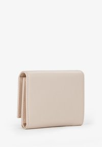 Portafoglio rosa in ecopelle con una texture liscia, forma rettangolare compatta e design a tre pieghe, caratterizzato da cuciture minimaliste e senza accessori in metallo.