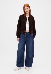 GAP HORSESHOE HUTTON CROSSOVER  - Brīva piegriezuma džinsi - dark wash