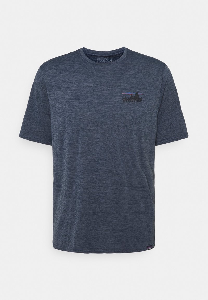 T-shirt à manches courtes bleu foncé en texture chinée, avec un petit motif de montagne et un logo sur la poitrine. Encolure ronde, coupe décontractée.