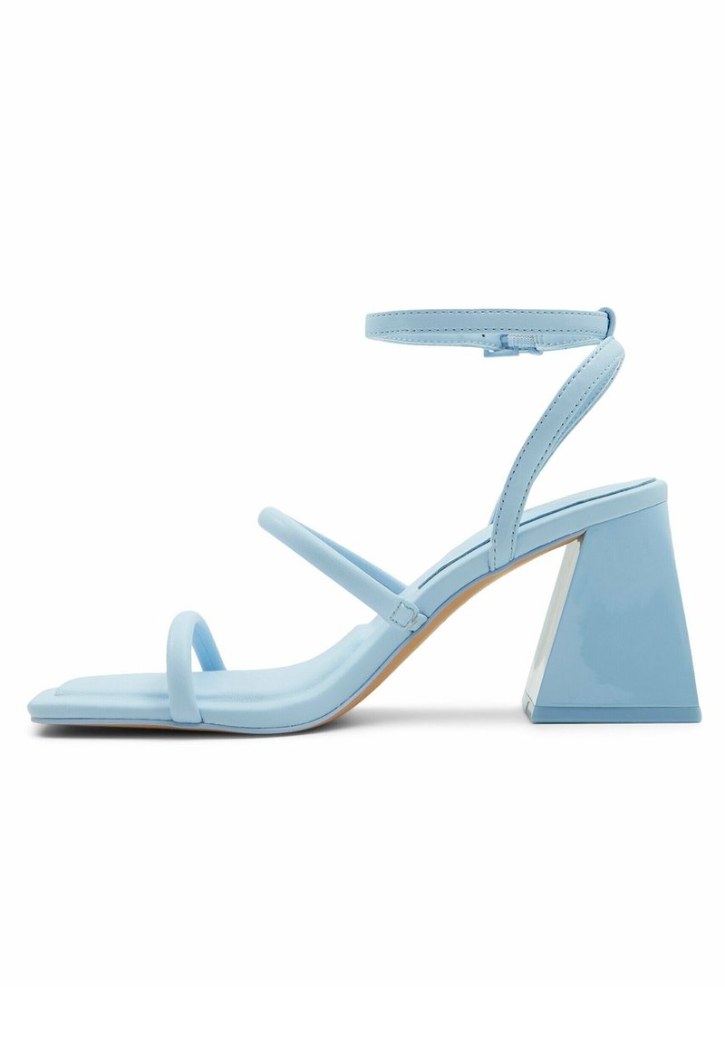 Sandale pour femme bleu clair avec bout carré, deux fines lanières à l'avant, bride de cheville avec boucle et talon bloc.