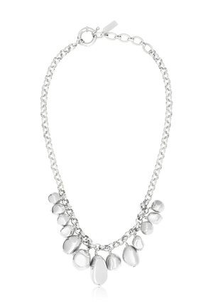 Collier en chaîne argentée avec des charms en forme de galets polis irréguliers répartis uniformément le long de la moitié inférieure, doté d'une fermeture à fermoir rond.