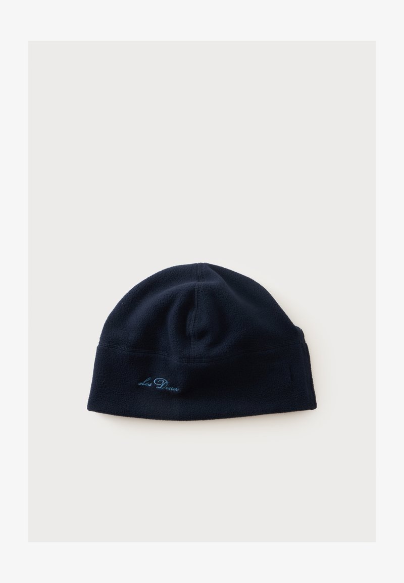 Bonnet en polaire noire avec ""Les Deux"" brodé en bleu à l'avant, présenté sur un fond blanc uni.