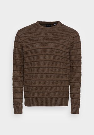 Pull marron tricoté à col rond avec des rayures horizontales texturées et des poignets et ourlet côtelés.