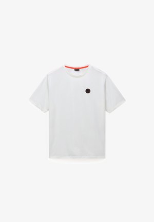 Maglietta bianca in cotone con maniche corte, collo arrotondato e logo circolare nero con accenti rossi sul petto.