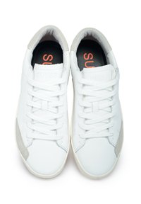 Sneakers bianche in pelle con dettagli in suede grigio, lacci bianchi piatti, colletto imbottito e plantari neri con "SUN68" in arancione.