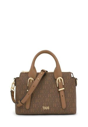 Bolso de mano marrón con un estampado, fabricado en material texturizado, con detalles en dorado, asas dobles en la parte superior y una correa para el hombro ajustable. Logotipo "TOUS" visible.