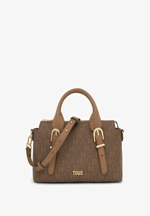 Bolso de mano marrón con un estampado, fabricado en material texturizado, con detalles en dorado, asas dobles en la parte superior y una correa para el hombro ajustable. Logotipo "TOUS" visible.