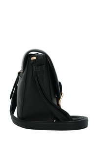 Bolso de cuero negro texturizado tipo bandolera con correa ajustable y hebilla en tono dorado, mostrado en vista lateral sobre un fondo blanco.
