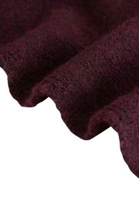 Bordeaux wolweefsel met een gestructureerd oppervlak, met zachte, gerimpelde randen en een fuzzy uitstraling, wat warmte en gewicht aangeeft.