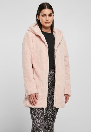 Lys pink faux fur jakke med hætte, med lynlås foran og lange ærmer. Blødt, struktureret materiale og mellemlang design.
