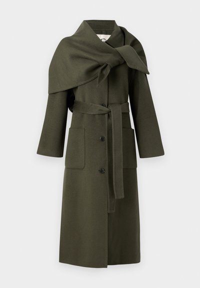 Olivovo-zelený vlnený kabát so šálovým golierom, voľným strihom, dlhými rukávmi, prednými vreckami a zodpovedajúcim opaskom. Disponuje zapínaním na gombík.
