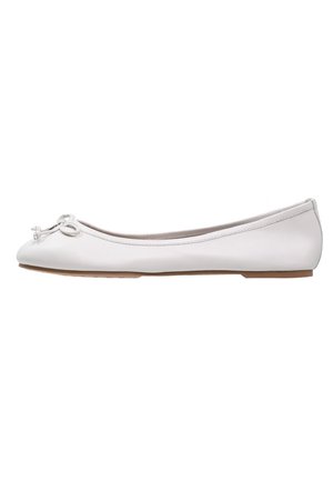 Zapato plano tipo bailarina de piel blanca con punta redondeada y pequeño lazo decorativo en la parte superior, suela plana color tostado, vista lateral.
