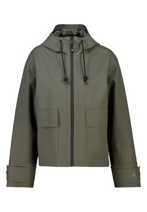Chaqueta impermeable verde oliva con capucha, cremallera frontal, dos bolsillos grandes y puños ajustables. Textura suave y diseño moderno.