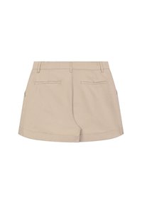 Shorts beiges à coupe classique, avec une texture lisse, des passants de ceinture et deux poches arrière. L'ourlet est légèrement retroussé.
