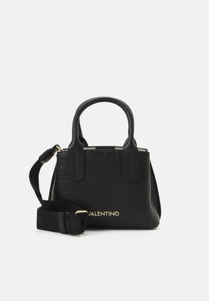 Sac à main en cuir noir texturé avec deux poignées, une large bandoulière amovible, et un logo "Valentino" doré sur le devant.