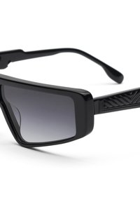 Zwarte zonnebril met een robuust montuur, grijze glazen met verloop, textuuraccenten op de pootjes en een gladde glanzende afwerking.