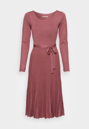 Langärmliges Strickkleid in staubroser Farbe mit Rundhalsausschnitt, plissiertem Rock und passendem Stoffgürtel, der in der Taille gebunden ist.