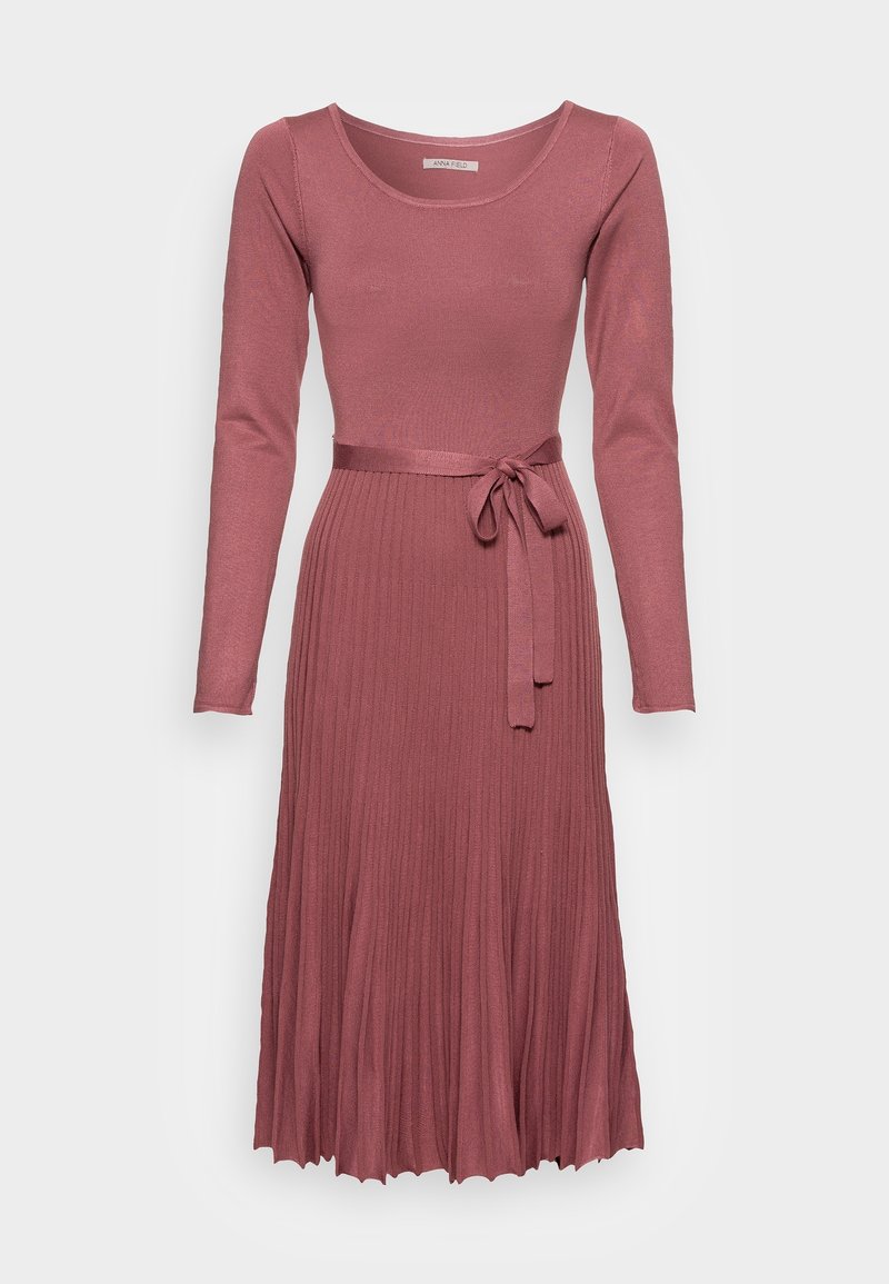 Robe en tricot rose poussiéreux à manches longues, avec col rond, jupe plissée et ceinture en tissu assortie nouée à la taille.