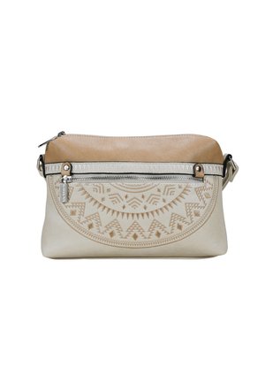 Bolso de hombro de cuero en beige con parte superior marrón. Presenta un diseño geométrico en relieve, herrajes plateados y cierre de cremallera.