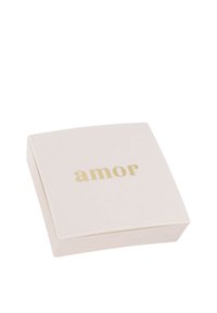 Vierkante, zachte roze doos met afgeronde hoeken, met "amor" in gouden letters op de bovenkant. Gladde textuur, eenvoudig ontwerp zonder extra patronen.