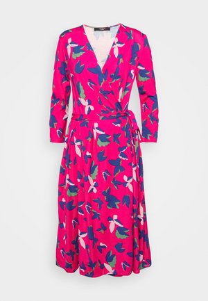 Rosa Wickelkleid mit langen Ärmeln, mit einem Blumenmuster in Blau, Grün und zartem Rosa. Weicher Stoff mit einer gebundenen Taillenbetonung.