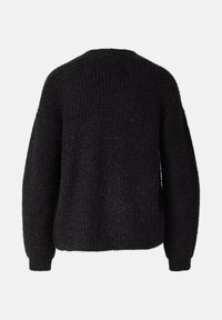 Czarny sweter dzianinowy o prążkowanej fakturze, okrągłym dekolcie i opuszczonych ramionach. Posiada długie rękawy i luźny krój.