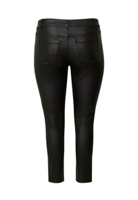 Mustmust värvi kunstnahast püksid, kitsas lõige, keskmise kõrgusega vöökoht, kaks tagataskut ja sile, läikiv tekstuur.