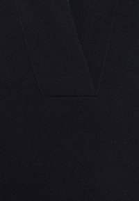 Pullover lavorato a maglia blu scuro con scollatura a V, caratterizzato da una consistenza morbida e una finitura liscia, progettato per comfort e calore.