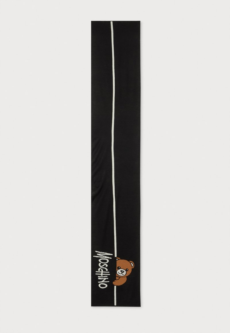 Longue écharpe noire avec une ligne verticale blanche, logo Moschino blanc et un ours en peluche marron qui sort du coin inférieur droit.