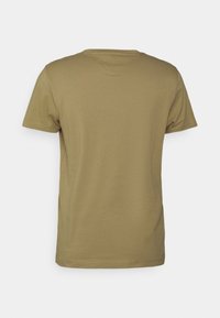 Kortärmad t-shirt i khaki grön bomullstyg. Enkel design med rund nacke och mjuk textur. Inga utsmyckningar eller mönster.