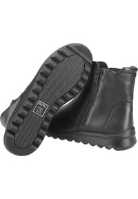 Stivaletti neri in pelle con chiusura a zip. Presentano una suola testurizzata con un motivo flessibile a righe. Logo "ara High Soft" visibile.