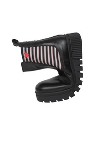 Czarne botki sięgające kostki z masywną podeszwą, z różowo-czarnym paskowanym materiałem oraz małym czerwonym serduszkiem po boku.