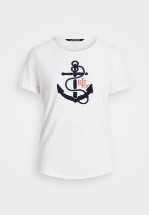 Witte katoenen t-shirt met een blauw geborduurd ankerontwerp en de letters "RLL" in het rood. Korte mouwen en ronde halslijn.