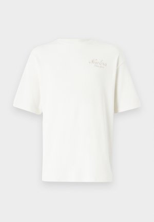 T-shirt bianco a righe con maniche corte, dotato di un piccolo logo ricamato in marrone chiaro sul lato sinistro del petto. Tessuto morbido e vestibilità rilassata.