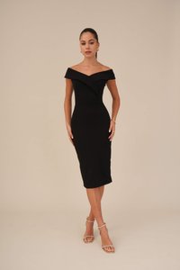 Zwarte off-the-shoulder midi-jurk met een aansluitende silhouet, gestructureerde stof en gedrapeerde details bij het lijfje, gecombineerd met sleehakken.
